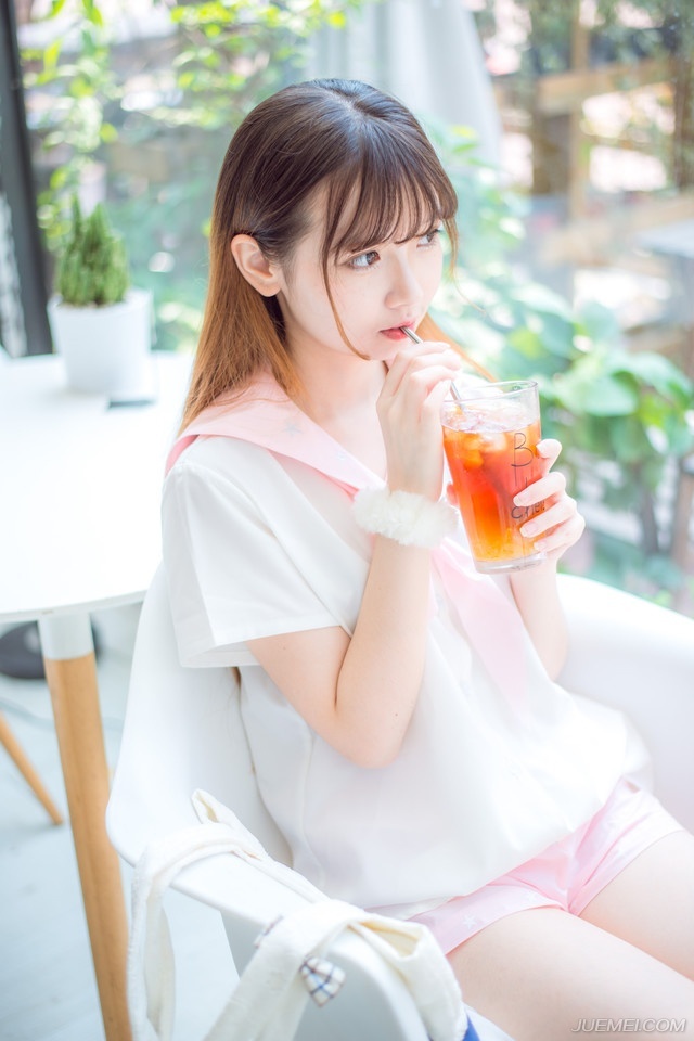 我早就想通了，人们埋怨一成不变，但也埋怨居无定所，人们其实都无所谓，只是要给日子找点岔子而已，似乎只有违背现在的生活，才真正懂得了生活，生活就是一个婊子一个戏子一个你能想到的—切，你所有的比喻就往里面扔吧，你总是对的。因为生活太强大了，最强者总是懒得跟你反驳，甚至任你修饰，然后悄悄地把锅盖盖住。——韩寒《我想和这个世界谈谈》